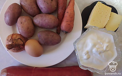 Почистите необходимое количество картофеля, лука и моркови. Подготовьте противень и застелите его пергаментной бумагой.