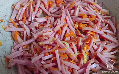 Нарежьте полукольцами репчатый лук, морковь натрите на крупной терке и пассируйте овощи на растительном масле до золотистого цвета. Ветчину нарежьте тонкой соломкой и перемешайте с готовыми овощами.