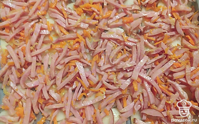 Выложите половину начинки сверху на картофель.