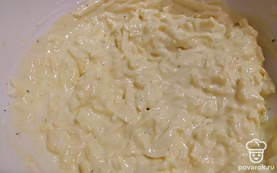 Затем приготовьте соус. Взбейте сметану с яйцом, добавьте натертый на крупной терке сыр и специи по вкусу.