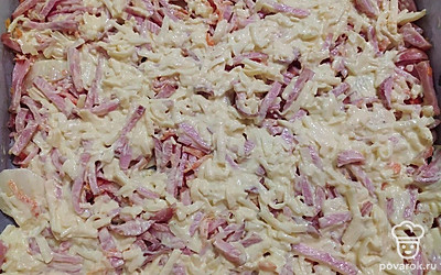 Половиной соуса полейте запеканку. Далее повторите такой же слой запеканки: картофель – начинка - соус. В разогретой до 200 °C духовке выпекайте блюдо в течение 45 минут.