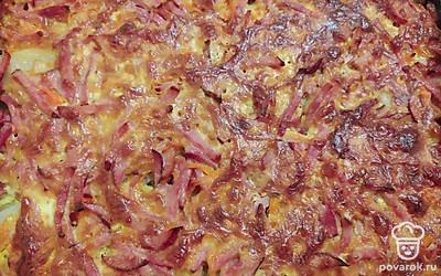 Для того, чтобы «Деревенская» запеканка выглядела более аппетитно, при подаче посыпьте ее сверху свежим, зеленым луком. Подавайте со свежими овощами или маринованными соленьями.