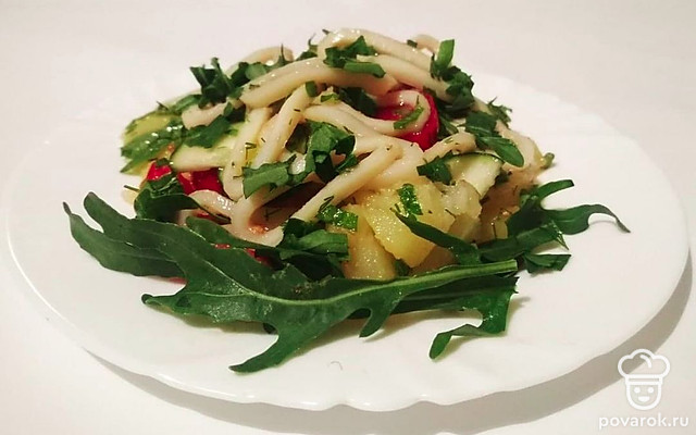 Ароматная рукола с кальмарами — Рецепт с фото