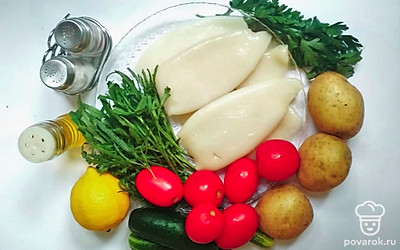 Отварите картофель. Кальмары отварите в течение 2-х минут, почистите, нарежьте кольцами.