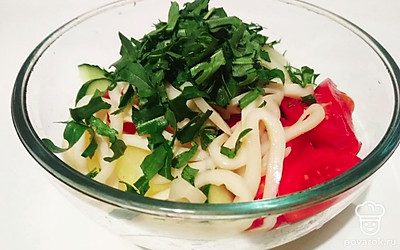 Кольца кальмара смешайте с нарезанными овощами, посолите, поперчите, заправьте лимонным соком и оливковым маслом. Сверху посыпьте руколой и другой зеленью.