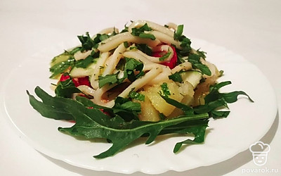 Подавайте в салатнице, либо на плоском блюде, полив соевым соусом и украсив долькой лимона.