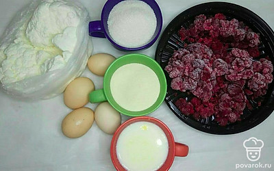 Малину помойте, выложите на бумажное полотенце, чтобы она подсушилась. Манную крупу просейте. Она станет более воздушной, текстура запеканки будет более легкой.