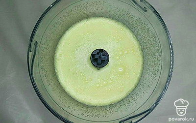 От текстуры творога во многом зависит текстура всей запеканки. Поэтому если творог сухой или зернистый, пропустите его через сито или взбейте блендером. Яйца поместите в чашу блендера, взбейте в пену, добавьте сахар и снова взбейте в упругую пену. Добавьте творог, молоко и ванилин и хорошо взбейте.