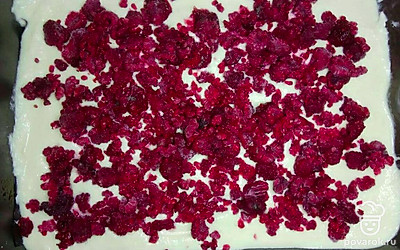 В приготовленную массу добавьте манку. Вымесите тесто. Готовое тесто разделите на две равные части. Поочередно раскатайте их в пласт, размер которого соответствует размеру формы для запекания. В подготовленную форму выложите один пласт теста. На него тонким слоем выложите подготовленные ягоды. Сверху выложите второй пласт теста.