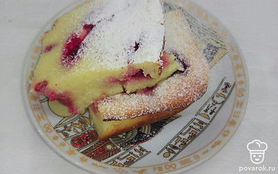 Подавайте свою запеканку в горячем или холодном виде как десерт. При порционной подаче подайте прямоугольные ломтики на десертной тарелке, украсив сахарной пудрой.