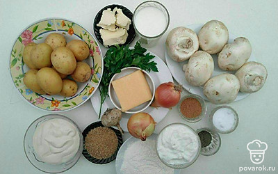 Молочные ингредиенты заранее выньте с холодильника, чтобы они были комнатной температуры. Картошку очистите и промойте. Грибы почистите и помойте. Лук очистите.