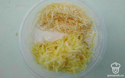 В глубокой емкости смешайте йогурт, молоко, сметану и муку. Хорошо перемешайте и добавьте натертый на крупной терке картофель и сыр. Посолите, поперчите по вкусу.