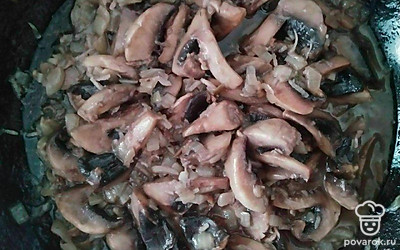 Лук обжарьте на сливочном масле и через 5 минут добавьте нарезанные небольшими кусочками грибы и измельченный чеснок. Обжарьте еще 10-15 минут.