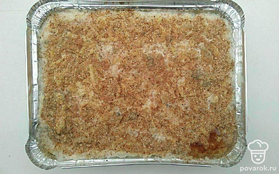 Грибы добавьте в емкость с картофелем. Перемешайте и по необходимости посолите. Запеканку равномерно распределите по, смазанной сливочным маслом, форме. Посыпьте оставшимся сыром, панировочными сухарями и молотым мускатным орехом. Выпекайте в течение 50-60 минут.