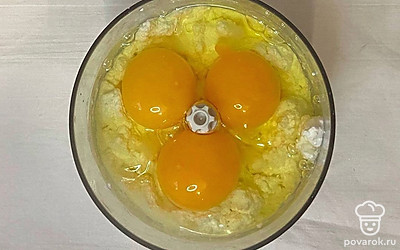 В заранее подготовленную миску добавьте творог, яйца, манку, сахар и сахарную пудру. Взбейте все это при помощи миксера или погружного блендера.