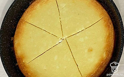 Добавьте в полученную массу сливочное масло и молоко и так же взбейте. Влейте массу в подготовленную форму. Отправьте в духовку на 30 минут.