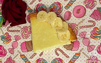 При подаче украсьте запеканку свежими ягодами или фруктами, изюмом, тертым шоколадом. Так же можете подать блюдо с джемом, сгущенкой или же сметаной.