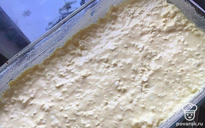 Смешайте сливки, сметану и манку. Оставьте настояться минут 20. Как Добавьте туда яйца, сахар и творог. Смажьте форму для запекания маслом, обсыпьте манкой. Вылейте творожную массу в форму для выпекания и выпекайте 45 минут при 180 градусах. Запеканка готова, приятного аппетита!