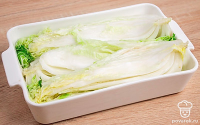 Разрежьте кочан на равные четыре куска. Обильно посолите капусту, втирая соль в листья. Уделите особое внимание кочерыжке. Сложите капусту в тарелку и оставьте на четыре часа солиться.