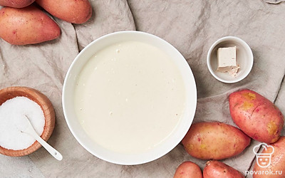 Сделайте опару. Соедините теплую воду, дрожжи, муку. Накройте миску пленкой. Оставьте на 1 час в комнате, затем уберите в холод на 11 часов.