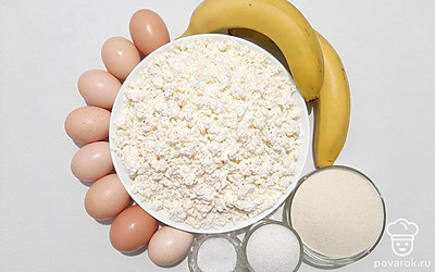 Бананы и яйца помойте. Бананы очистите от кожуры и нарежьте кусочками.