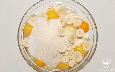 Смешайте творог, нарезанный банан, яйца, сахар, соль и манную крупу в отдельной емкости. Взбейте смесь блендером до однородной массы.