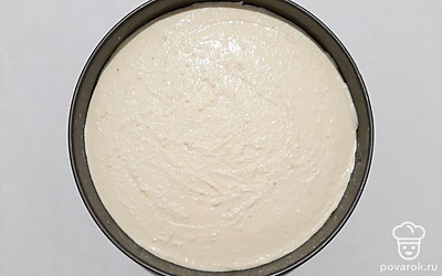 Форму для запекания смажьте маслом и вылейте в нее смесь. Духовку разогрейте до 190°С. Поместите форму в духовку и выпекайте на этом же огне 40 — 45 минут. Проткните запеканку деревянной шпажкой до самого дна, если она окажется сухой, то запеканка готова.