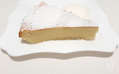 Творожная запеканка с бананом отлично подойдет на завтрак. Начните день красиво — положите кусочек запеканки на белоснежную тарелку, посыпьте сахарной пудрой, рядом положите пару ложек сметаны и кружочки банана.