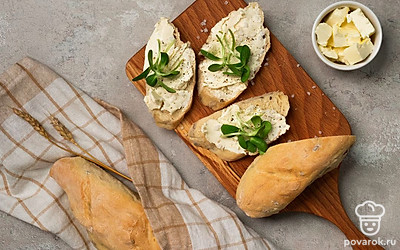 Воздушные французские багеты с ржаной мукой нарежьте по диагонали ломтиками. Подавайте теплыми, по желанию намажьте их сливочным маслом.