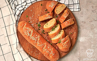 Аппетитный багет со сметаной подавайте теплым. Чтобы есть было проще, разрежьте его на равные кусочки примерно по 5 см. Сочетайте воздушный хлеб с гарнирами и мясными блюдами.