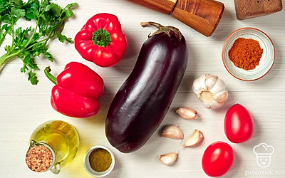 Вымойте овощи и зелень, очистите чеснок, срежьте плодоножку у баклажанов. Мелко нарежьте зелень и чеснок. В мангале угли должны давать жар, достаточно сильный для того, чтобы овощи быстро пропеклись, но языков пламени быть не должно.