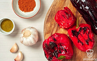 Пожарьте овощи. Сначала необходимо нанизать баклажаны, болгарский перец и помидоры на шампуры или уложить на решетку. Жарьте овощи на углях до полного приготовления, переворачивая примерно раз в 5 минут. Помидоры будут готовы через 10-15 минут — их готовность можно определить по потрескавшейся кожице. Время приготовления баклажанов и перцев – 20-25 минут. Баклажан должен немного скукожиться, а перцы — подпалиться с боков.