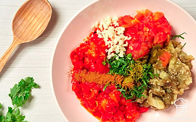 Завершите приготовление. Очистите овощи от шкурок и нарежьте небольшими кубиками. Не забудьте вынуть сердцевину из болгарских перцев. Смешайте в миске овощи, зелень и чеснок. Затем заправьте маслом, добавьте специи и тщательно перемешайте вновь, чтобы содержимое слегка размягчилось.