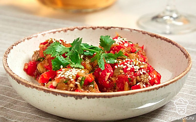 Блюдо можно подавать как горячим, так и охлажденным. Для красоты подайте его в небольших глубоких тарелках, предварительно украсив листьями кинзы и петрушки.