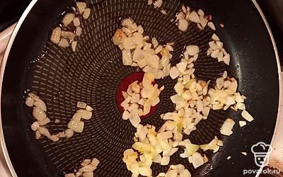 Сварите гречку, обжарьте лук.