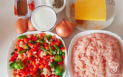 Разморозьте куриный фарш и овощи, почистите и помойте лук. Приготовьте все необходимые продукты и форму для запекания.