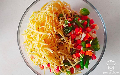 Возьмите большую миску переложите в нее куриный фарш, размороженные овощи. Репчатый лук нарежьте мелкими кубиками и тоже добавьте в миску. Сыр натрите на крупной терке и разделите поровну, в двух тарелочках.