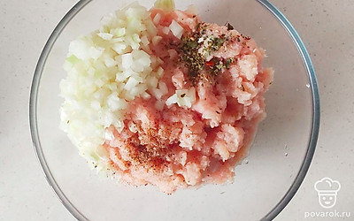 Подготовленный лук и сыр с одной тарелочки, добавьте в миску к овощам и фаршу. Хорошо все перемешайте. В отдельной емкости, при помощи венчика, взбейте сливки, яйца, итальянские травы, перец и соль. После этого добавьте тертый сыр, со второй тарелочки.