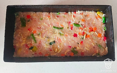 Форму для выпечки щедро смажьте сливочным маслом. Теперь выложите овощной фарш, аккуратно разровняйте его, а сверху вылейте яично-сырную смесь, разровняйте. В разогретую духовку до 180 °C, поставьте форму и выпекайте блюдо 30-40 минут.