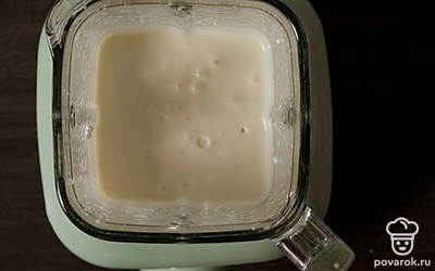Взбейте в блендере яйцо, сахар, крахмал, молоко, сметану и творог.