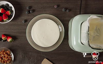 Добавьте изюм, перемешайте.