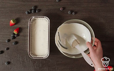 Вылейте смесь в форму для выпечки.