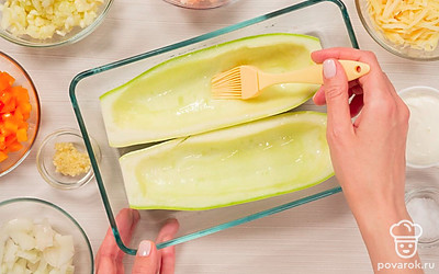 Приготовьте кабачки. Кабачки посолите, обмажьте растительным маслом, выложите в форму кожурой вверх и запекайте в духовке при 180 градусах 10 минут.