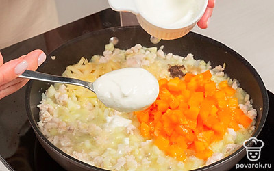 Приготовьте начинку. На сковороде в масле обжарьте филе на средней мощности 5 минут, добавьте лук и мякоть кабачка. Тушите 10 минут. Добавьте 1/3 часть сыра, чеснок, помидоры, сметану, посолите, поперчите, перемешайте.