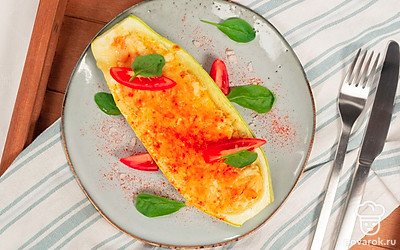 Посыпьте запеченные фаршированные кабачки укропом и подавайте к столу в горячем или теплом виде.