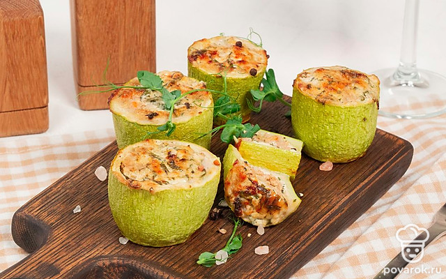 Фаршированные кабачки в духовке с курицей и свининой — Рецепт с фото
