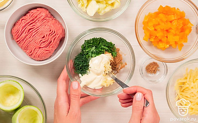 Подготовьте соус. Смешайте майонез с петрушкой, укропом, зубчиком чеснока, черным перцем и двумя щепотками кориандра.