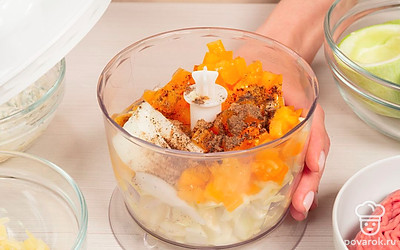 Сделайте фарш. Прокрутите через блендер репчатый лук, 2 зубчика чеснока. Добавьте яйцо, черный перец, щепотку кориандра, измельченные помидоры, мясной фарш, тщательно перемешайте.