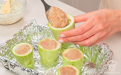 Приготовьте кабачки, фаршированные фаршем. Лист для запекания застелите фольгой, смажьте растительным маслом. Выложите бочонки из кабачков. Внутри смажьте их соусом из майонеза. Заполните фаршем. Сверху снова промажьте соусом. Запекайте в духовке при 200 градусах 45 минут. За 10 минут до окончания готовки посыпьте бочонки сверху сыром, уберите обратно в духовку, завершите приготовление.