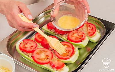 Сделайте начинку. Натрите получившиеся кабачковые "лодочки" солью. Лук обжарьте в масле на сковороде 3 минуты, добавьте мясной фарш. Готовьте 10 минут. Добавьте картофель, мякоть кабачка. Жарьте еще 7-8 минут. Посолите, поперчите, перемешайте. Дайте немного остыть.